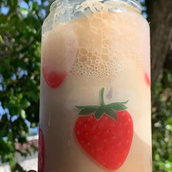 Strawberry 🍓 glass cup - Picture 3 of 4